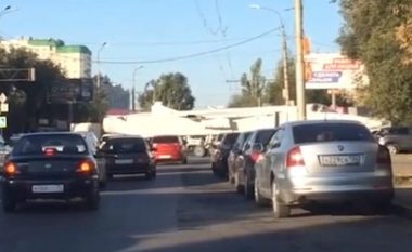 Kolona të gjata në qytetin rus, aeroplani luftarak lëviz ngadalë nëpër udhëkryq