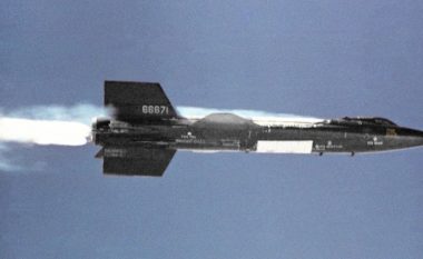 Njihuni me fluturaken e forcave ajrore amerikane, ishte prodhuar gjatë Luftës së Ftohtë – mund të lëvizte me 4,520 milje në orë