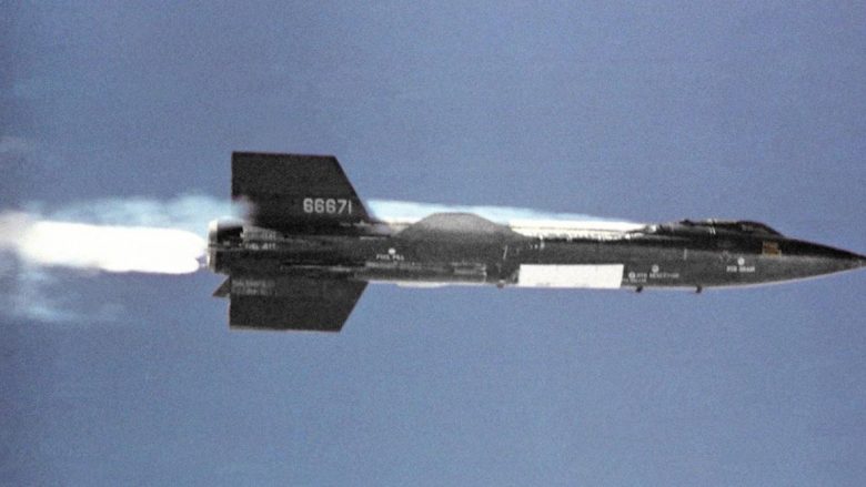 Njihuni me fluturaken e forcave ajrore amerikane, ishte prodhuar gjatë Luftës së Ftohtë – mund të lëvizte me 4,520 milje në orë