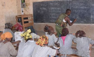 Mësuesit braktisën shkollën, polici kenian lë armën dhe i mëson nxënësit matematikë