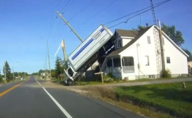 Aksident i pazakontë trafiku në Ontario, të gjithë po pyesin si u ngjit kamion mbi shtëpi?