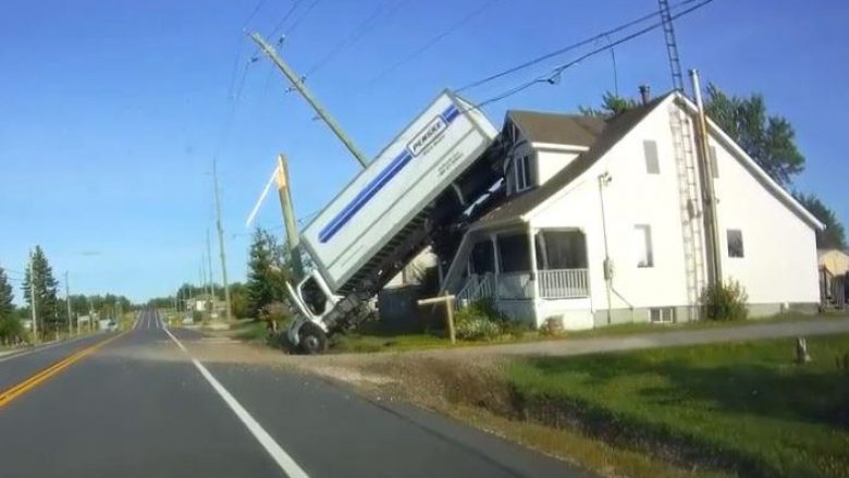 Aksident i pazakontë trafiku në Ontario, të gjithë po pyesin si u ngjit kamion mbi shtëpi?