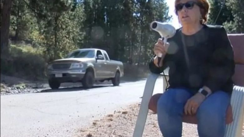 E lodhur nga shoferët e papërgjegjshëm, gjyshja amerikane i frikëson në mënyrë brilante – ua drejton tharësen e flokëve që ngjan me radarin