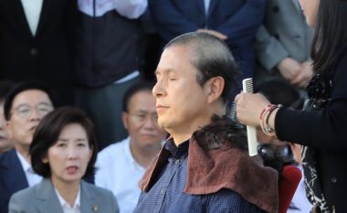 ​Pse politikanët e opozitës në Korenë Jugore rruajnë kokën publikisht?