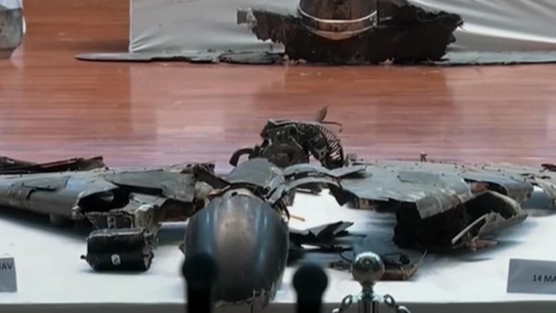 Sauditët prezantojnë copëzat e dronëve dhe raketave që u përdorën gjatë sulmeve mbi rafineritë e naftës