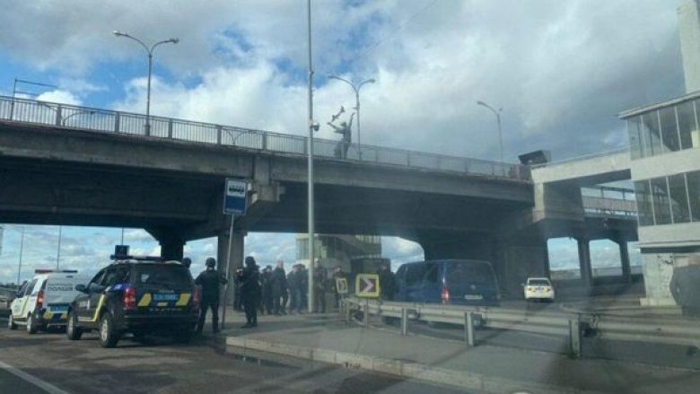 Alarmohet policia ukrainase, person i paidentifikuar qëndron mbi urë me pushkë automatike – kërcënon se do ta hedh në erë urën