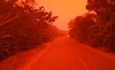 Qielli i kuq mbi Indonezi habit banorët, shkak zjarret