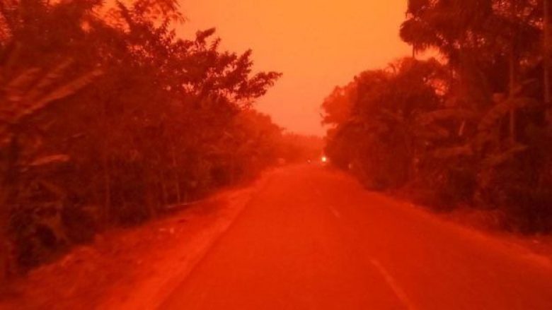 Qielli i kuq mbi Indonezi habit banorët, shkak zjarret