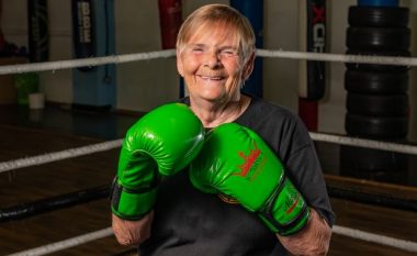 Edhe pse vuan nga artriti dhe operoi dy herë gjunjët, 76-vjeçarja shpallet si boksierja më e vjetër në Britani të Madhe