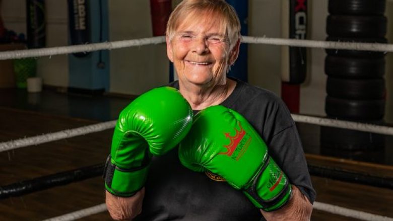 Edhe pse vuan nga artriti dhe operoi dy herë gjunjët, 76-vjeçarja shpallet si boksierja më e vjetër në Britani të Madhe