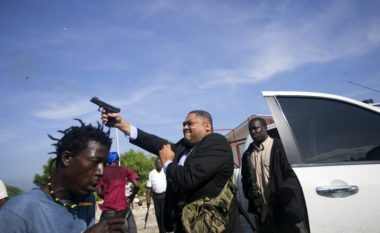 Publikohen pamjet ku shihet senatori haitian duke plagosur dy persona