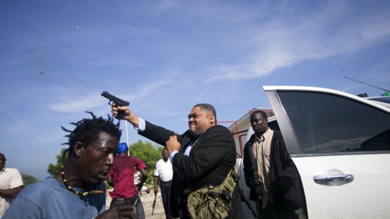 Publikohen pamjet ku shihet senatori haitian duke plagosur dy persona
