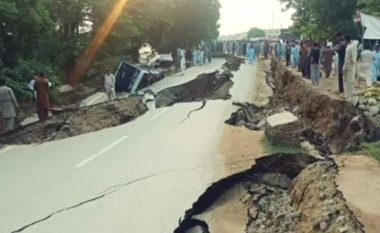 Momenti kur një burri në Pakistan për pak sa nuk i bie pllaka e betonit mbi kokë nga dridhjet e mëdha të tërmetit