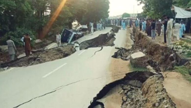 Momenti kur një burri në Pakistan për pak sa nuk i bie pllaka e betonit mbi kokë nga dridhjet e mëdha të tërmetit