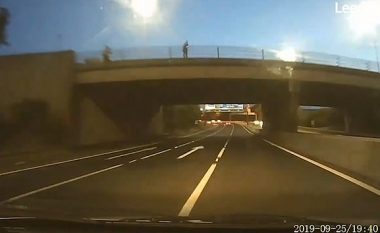 Lëvizte me shpejtësi 100 km/h, një person i panjohur ia godet veturën me tullë – kamera e vendosur brenda filmon momentin