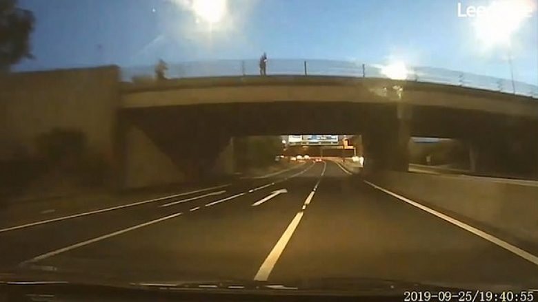 Lëvizte me shpejtësi 100 km/h, një person i panjohur ia godet veturën me tullë – kamera e vendosur brenda filmon momentin