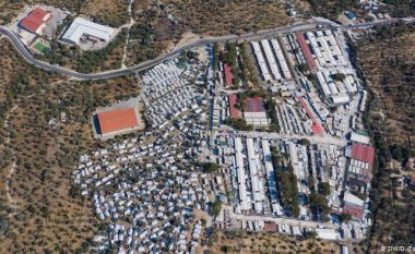Si po jetohet në Lesbos, “kampi i ferrit” ku situata po del jashtë kontrollit