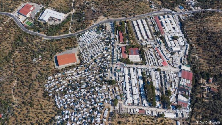 Si po jetohet në Lesbos, “kampi i ferrit” ku situata po del jashtë kontrollit
