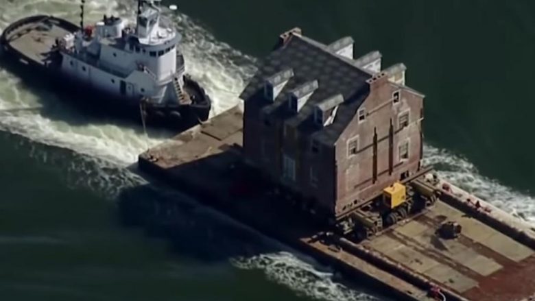 Pagoi një milion dollarë për ta transportuar shtëpinë 255 vite të vjetër me anije, ajo peshon 400 ton