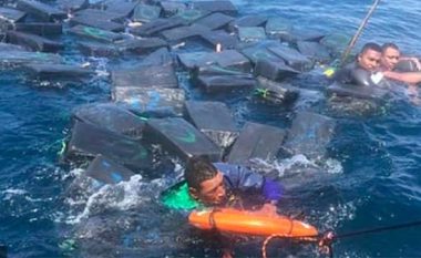 Po kontrabandonin 1.2 ton kokainë, zhytet anija e tyre në mes të Oqeanit – shpëtohen nga rojet bregdetare kolumbiane