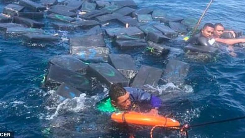 Po kontrabandonin 1.2 ton kokainë, zhytet anija e tyre në mes të Oqeanit – shpëtohen nga rojet bregdetare kolumbiane