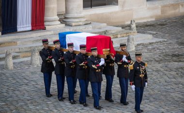 Me nderime ushtarake përcillet në banesën e fundit, liderët botëror nderojnë ish-presidentin francez Jacuqes Chirac