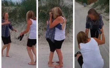 Gjunjëzohet para gruas që e kërkoi tërë jetën, momenti i takimit të parë të nënës me të bijën që e dha për adoptim 52 vite më parë
