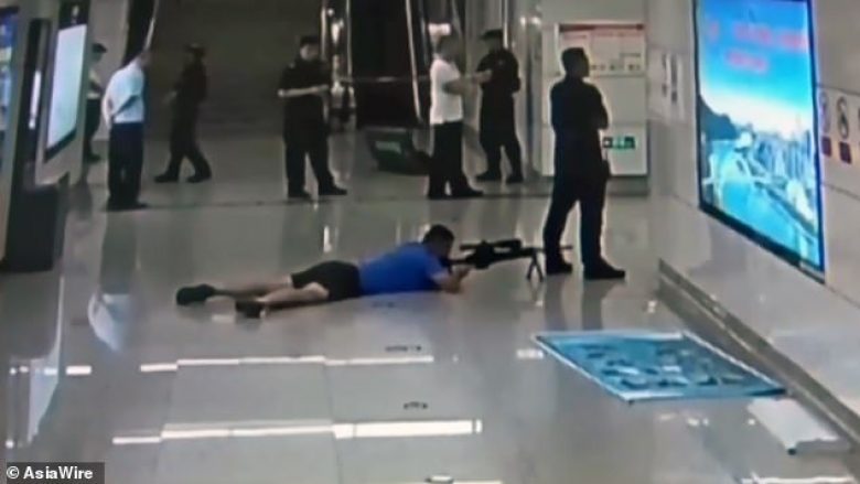 Ia mbante thikën në fyt gruas që e kishte marrë peng, snajperisti i policisë kineze qëllon për vdekje pengmarrësin