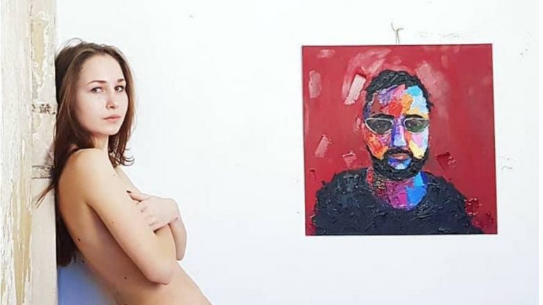 ​Artistja që pikturon me gjoks në vend të panelave