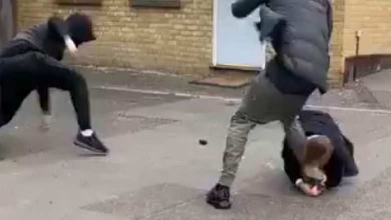 Hajduti e vjedh në Londër, ndërsa i riu i kafshon këmbën, pamjet që u bënë virale në rrjet