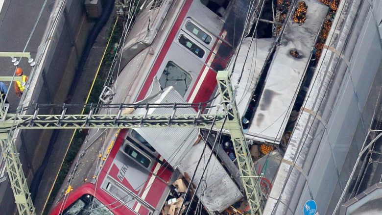 Treni përplaset me një kamion në Japoni, lëndohen 34 persona – nga goditja e fuqishme vagonët dalin nga binarët