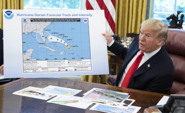 Trump ua tregon gazetarëve hartën e lëvizjeve të uraganit Dorian, nuk e dinte se në të fshihej një gabim