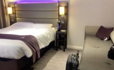 Shkoi në hotel me të dashurin, postoi fotografi ku gjendej vetëm një shtrat – reagimi i mamasë bëhet viral