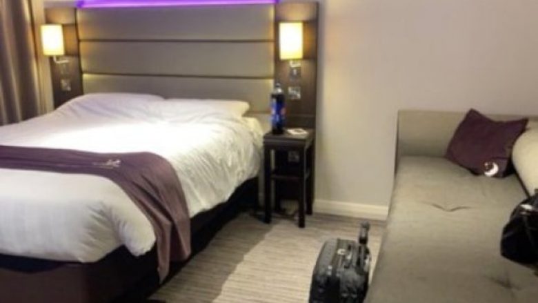 Shkoi në hotel me të dashurin, postoi fotografi ku gjendej vetëm një shtrat – reagimi i mamasë bëhet viral