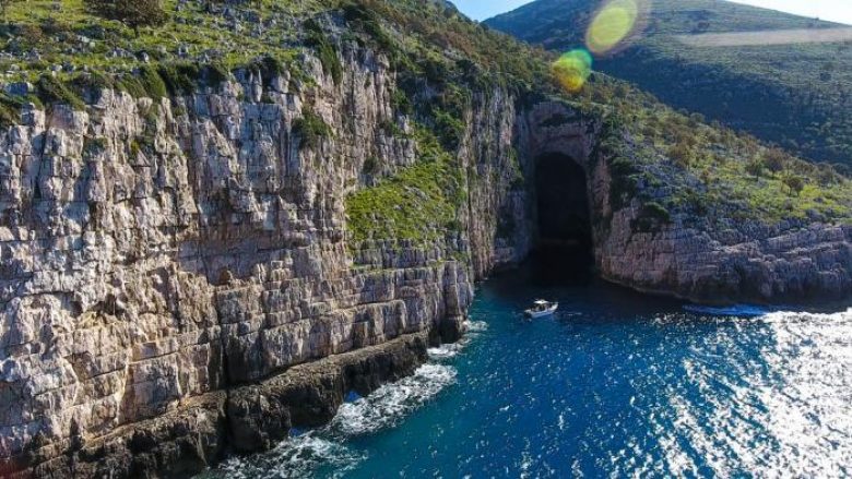 Fundoset anija në një shpellë në Vlorë, shpëtohen katër persona
