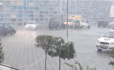 Elbasani goditet nga stuhia, reshje intensive breshëri e rrëshqitje dherash vërshojnë rrugët e qytetit