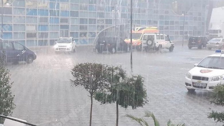 Elbasani goditet nga stuhia, reshje intensive breshëri e rrëshqitje dherash vërshojnë rrugët e qytetit