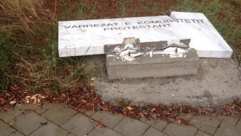 KMDLNJ dënon dëmtimin e pllakës së varrezave protestante në Gjilan