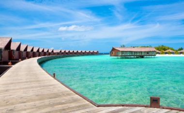 Hoteli magjik në Maldive që ju mundëson të flini në rrjetën mbi det dhe nën ndriçimin e yjeve