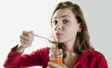 Dieta treditore me mjaltë: Respektoni këto rregulla të ushqimit dhe çoni linjën tuaj deri në perfeksion!