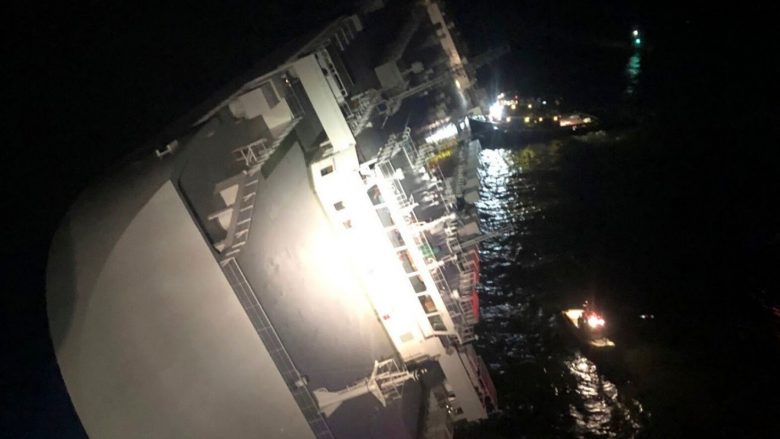 Po transportonte automjete, përmbyset anija gjigante në brigjet e Georgia – po tentohet shpëtimi i katër anëtarëve të ekuipazhit