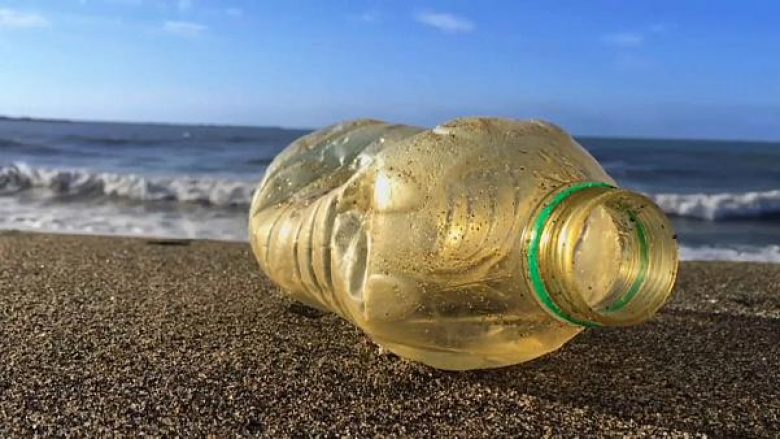 Ndotja e deteve, plastika nuk kursen as Mesdheun