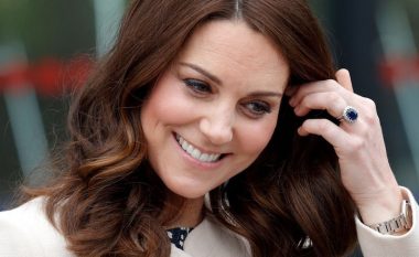 Kate Middleton mban tri unaza në gishtin e unazës, po çfarë përfaqësojnë ato?