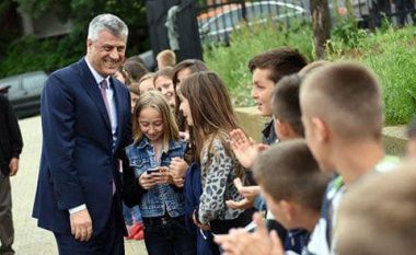 Thaçi uron nxënësit: Suksesi i juaj, do të përcaktojë fatin dhe të ardhmen e shtetit të Kosovës
