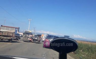 Aksident mes një veture dhe një traktori në rrugën Prizren – Gjakovë, dy të lënduar