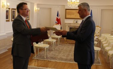 Ambasadori i ri britanik dorëzon kredencialet te Thaçi