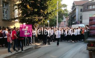 Protestojnë nxënësit e gjimnazit "Ahmet Gashi" në Prishtinë, kundërshtojnë mbylljen e tij
