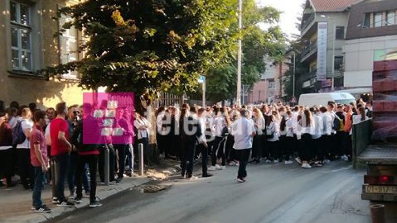 Protestojnë nxënësit e gjimnazit “Ahmet Gashi” në Prishtinë, kundërshtojnë mbylljen e tij