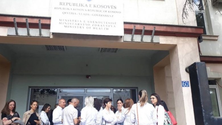 Specialistët e papunë të stomatologjisë protestojnë për të tetën herë