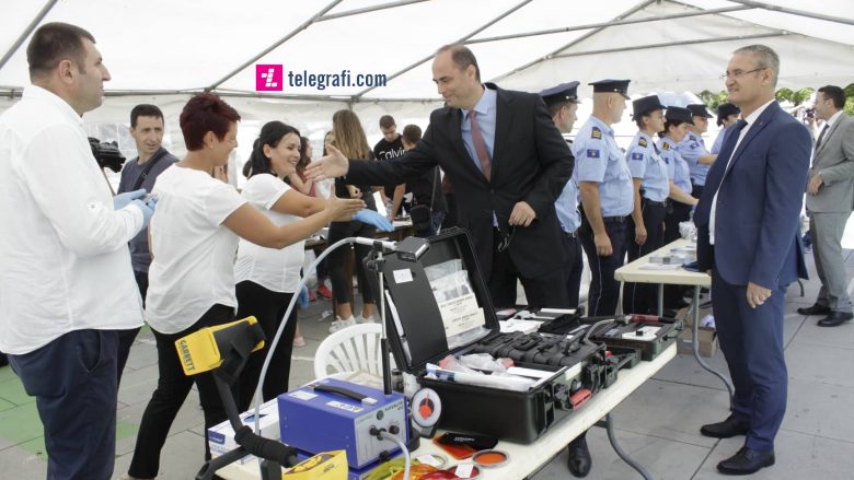 Policia njofton nga afër qytetarët me punën e tyre